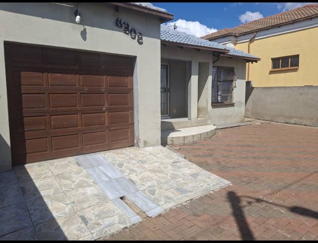 3 BEDROOM FREEHOLD FOR SALE IN CLAYVILLE